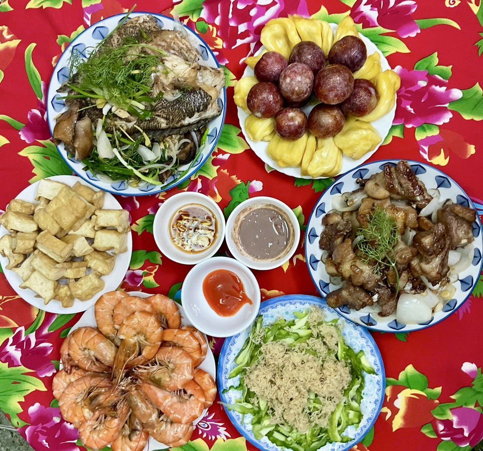 Cá song hấp xì dầu - Tôm hấp - Sườn rán - Mướp đắng ruốc - Đậu phụ - Mận, mít