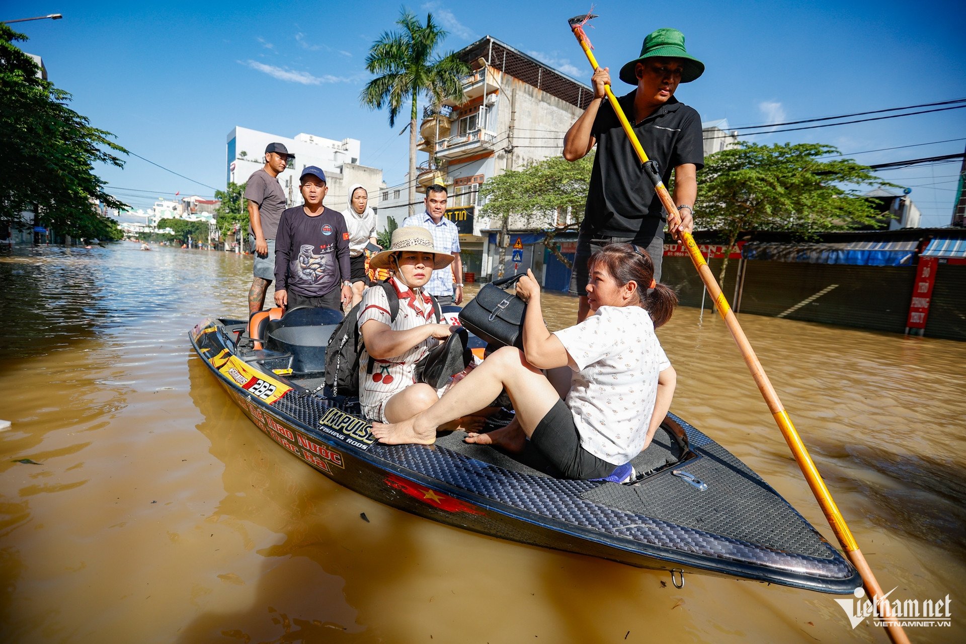 &#39;Xin bà con nhường đường, 60 cháu kẹt 3 ngày rồi&#39;: Cứu hộ lập tức lên thuyền - 19