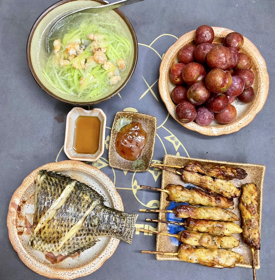 Gà xiên nướng - Cá rô nướng - Tôm nấu bầu - Mận