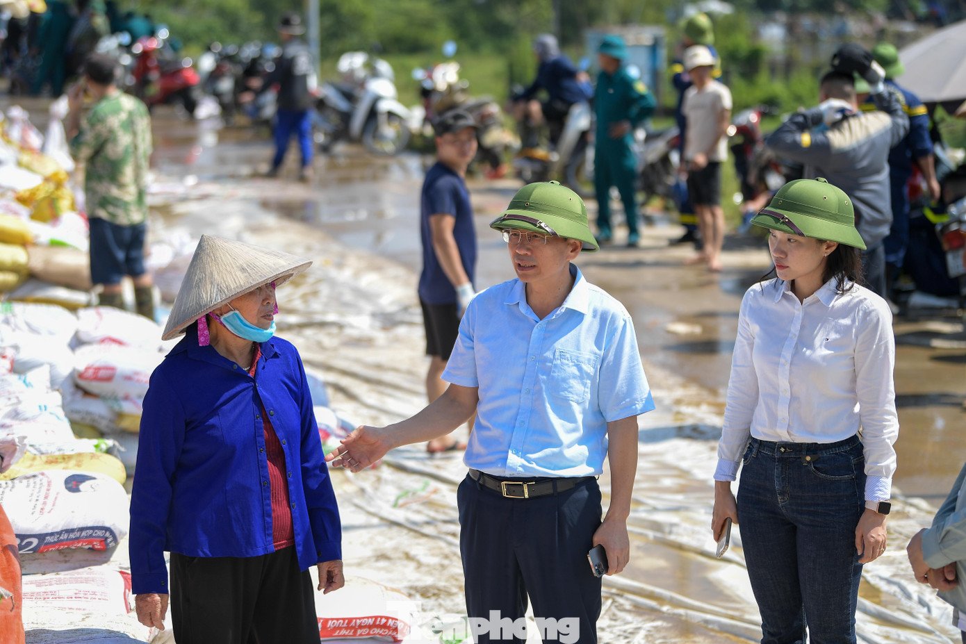 Căng mình giữ đê Đẩu Hàn giữa mưa lũ ở Bắc Ninh - 18