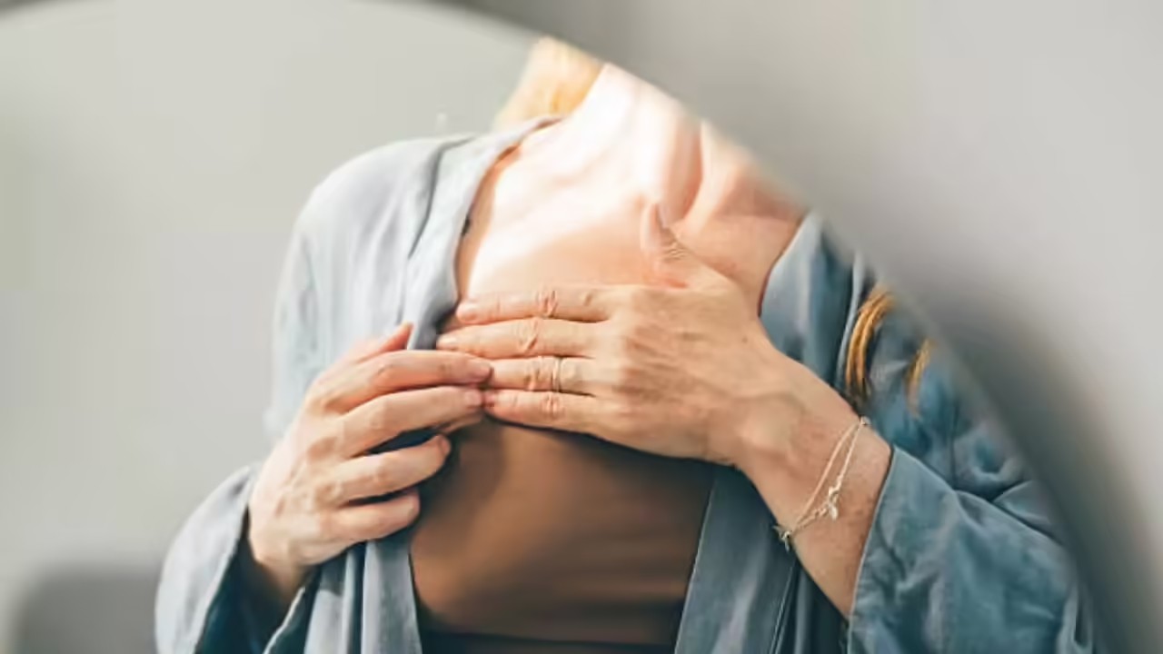 Bác sĩ bảo “còn trẻ, không cần tầm soát”, người phụ nữ suy sụp khi mắc ung thư ác tính - 1