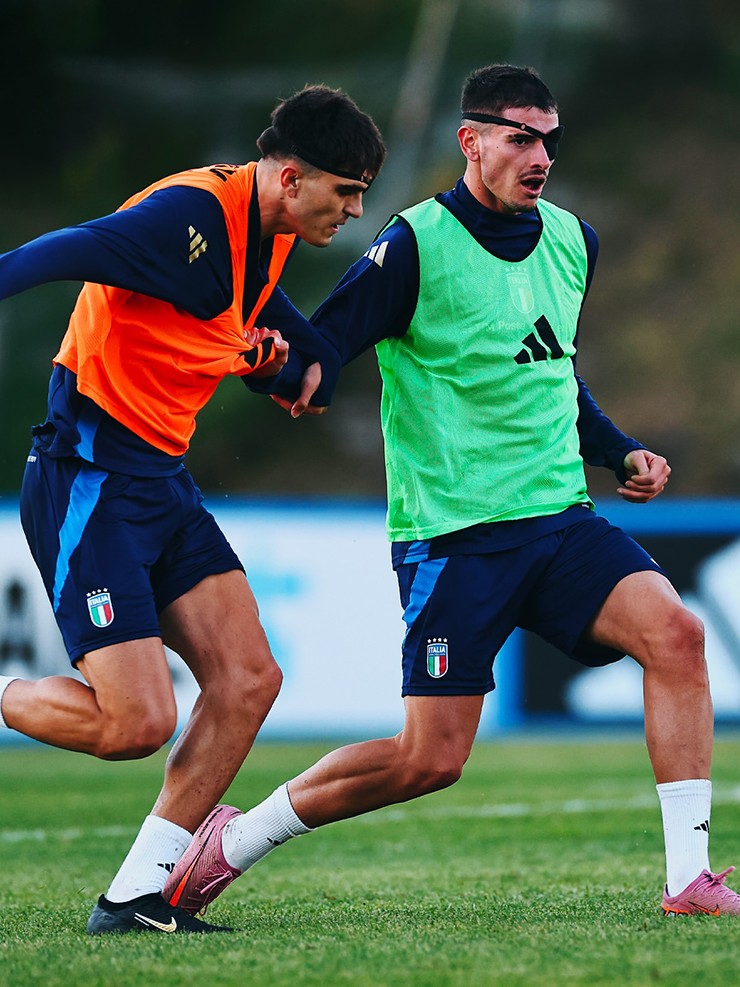 U21 Italia tập luyện với miếng bịt mắt 1 bên