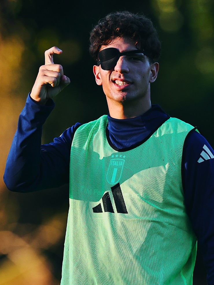 Thủ môn Tommaso Martinelli cùng các đồng đội đeo băng bịt mắt tựa như những tên cướp biển