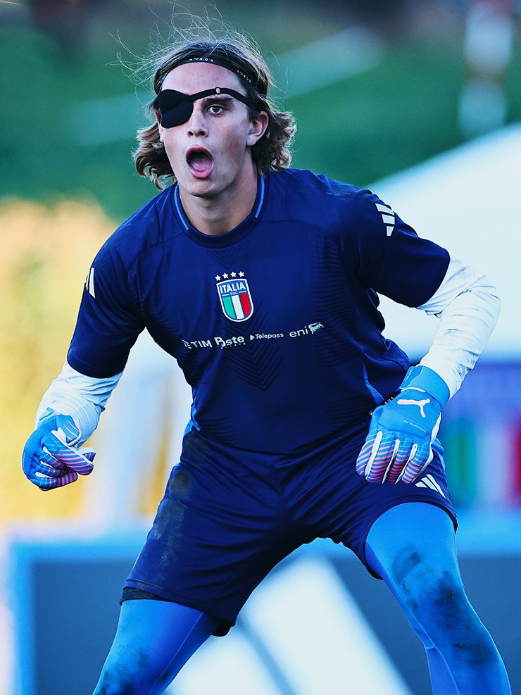 Kỳ quặc tuyển U21 Italia hóa "cướp biển", bịt mắt để luyện công - 3