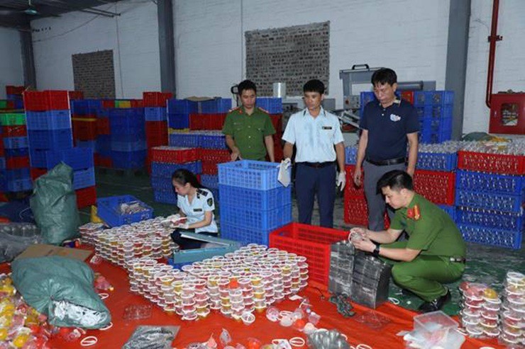 Công ty sản xuất bánh, kẹo My Candy Việt Nam bị phạt nặng và tiêu hủy khoảng 20 tấn sản phẩm chuẩn bị đưa ra thị trường - Ảnh: DMS
