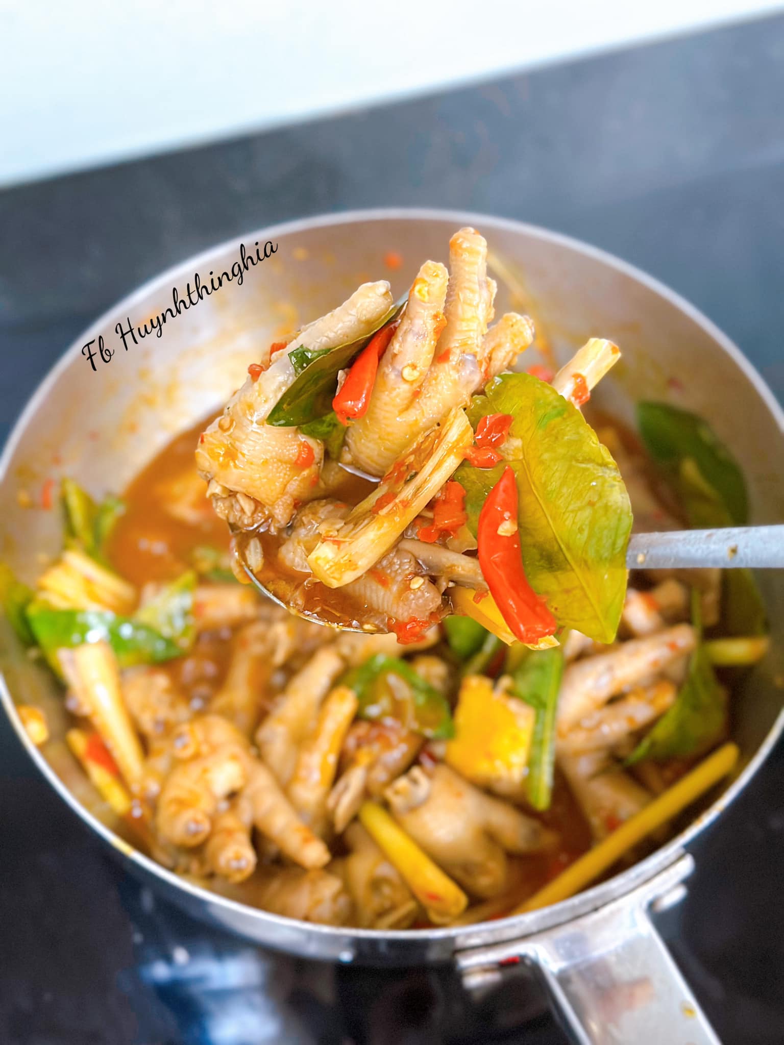 Chân gà chín mềm, đậm đà nước xốt ăn kèm bánh mì siêu ngon!