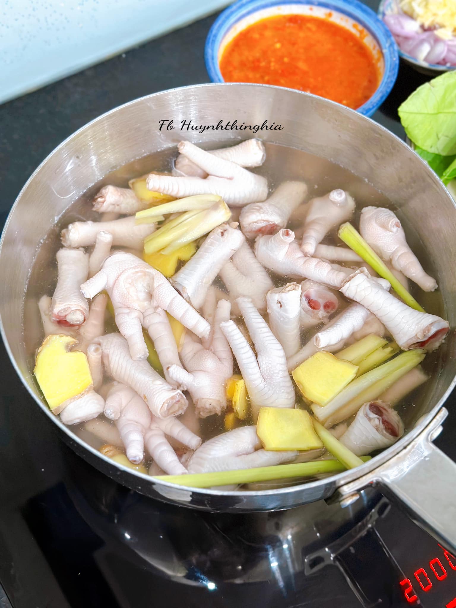 Chân gà cắt bỏ móng, chặt đôi và rửa sạch nhiều lần với muối. Luộc&nbsp;chân gà với&nbsp;sả và gừng, đến khi chín thì vớt ra, để ráo.