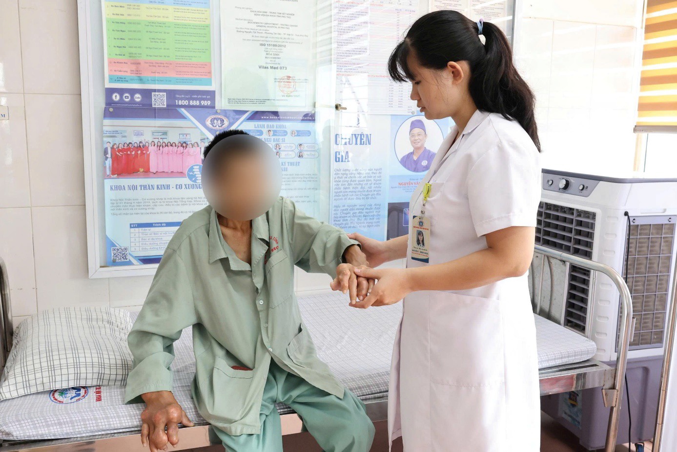 Bác sĩ thăm khám cho bệnh nhân.&nbsp;