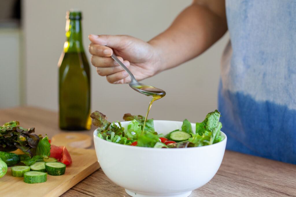 Dầu ô liu rất phù hợp để trộn salad.