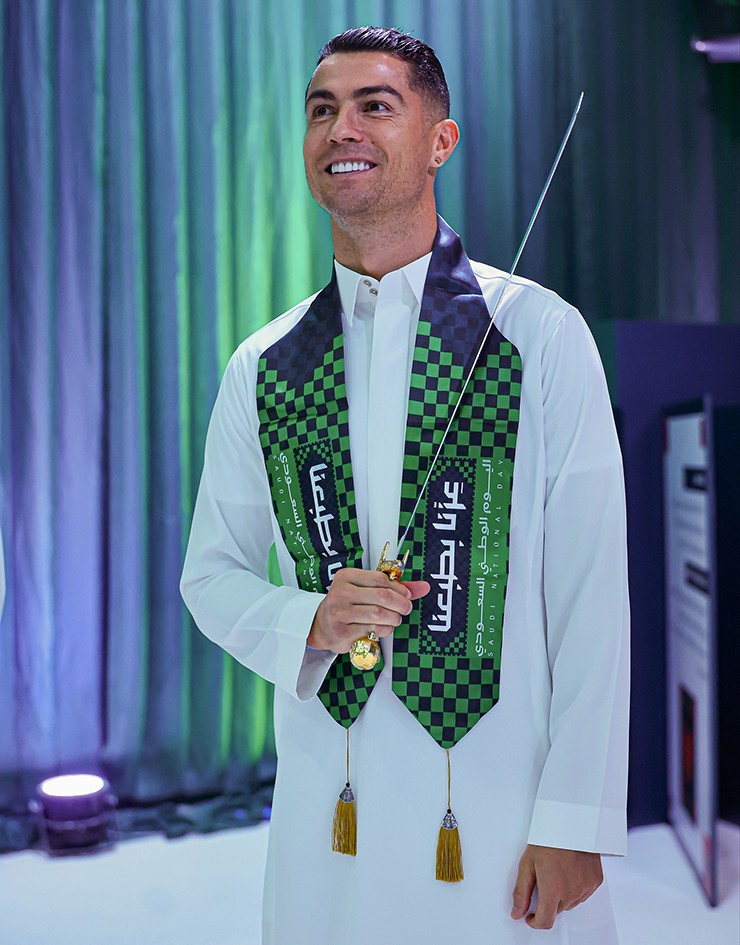 Ronaldo trở thành cầu thủ bóng đá tỷ phú đầu tiên thế giới với khối tài sản hơn 1 tỷ bảng