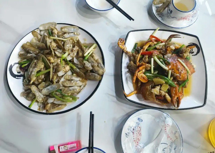 Gọi 2 đĩa đồ ăn lèo tèo, bị “hét giá” 2,3 triệu đồng và cái kết - 1