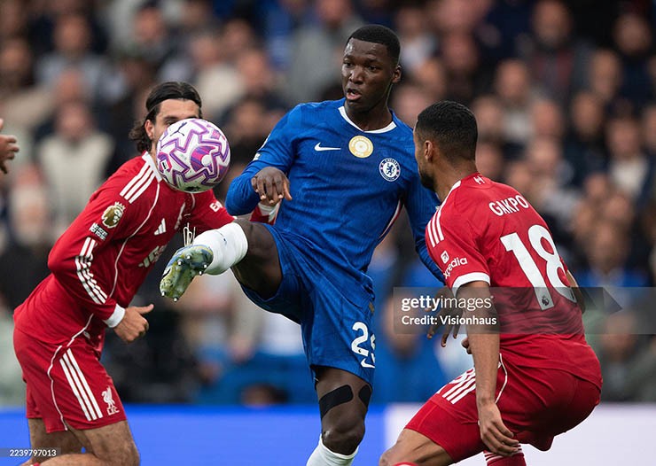 Liverpool (áo đỏ) bại trận trước Chelsea