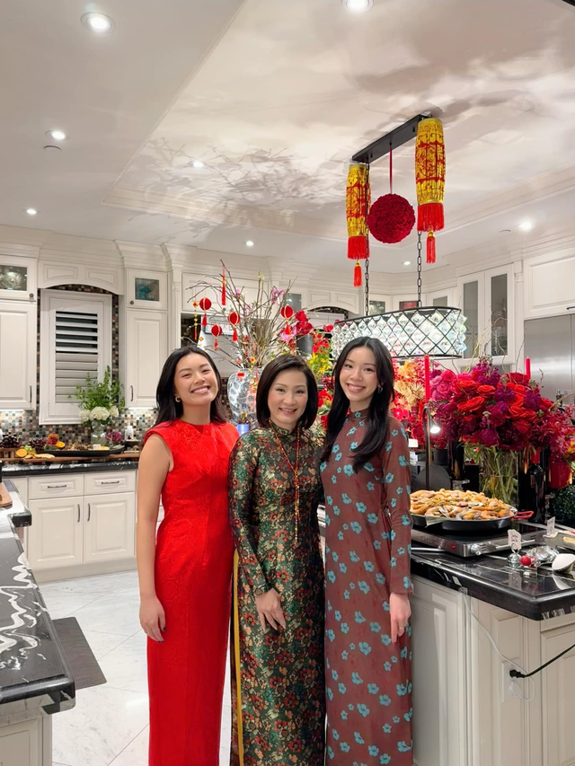 Hồng Đào và 2 con gái. Ảnh: FBNV