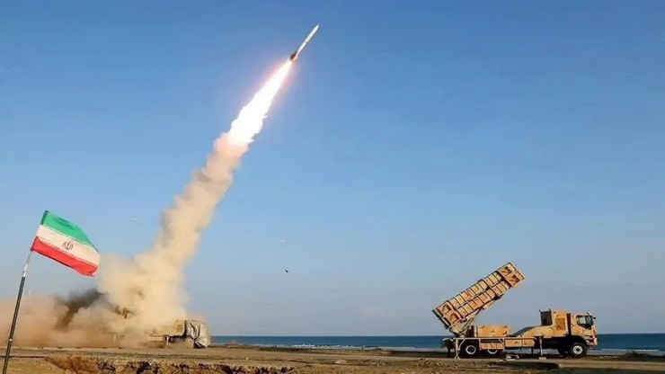 Một hệ thống tên lửa Iran khai hỏa trong cuộc thử nghiệm. Ảnh: Iran International.