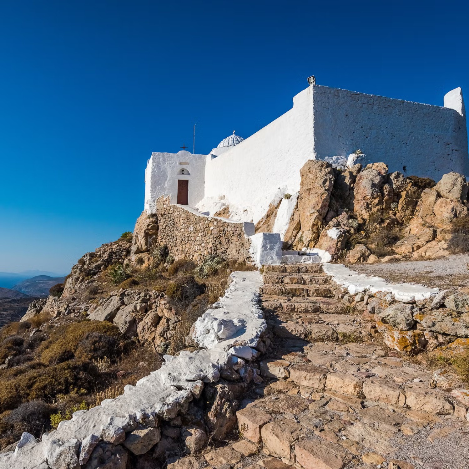 Không chỉ có Santorini, 10 hòn đảo Hy Lạp này khiến bạn ngỡ lạc vào thiên đường - 1