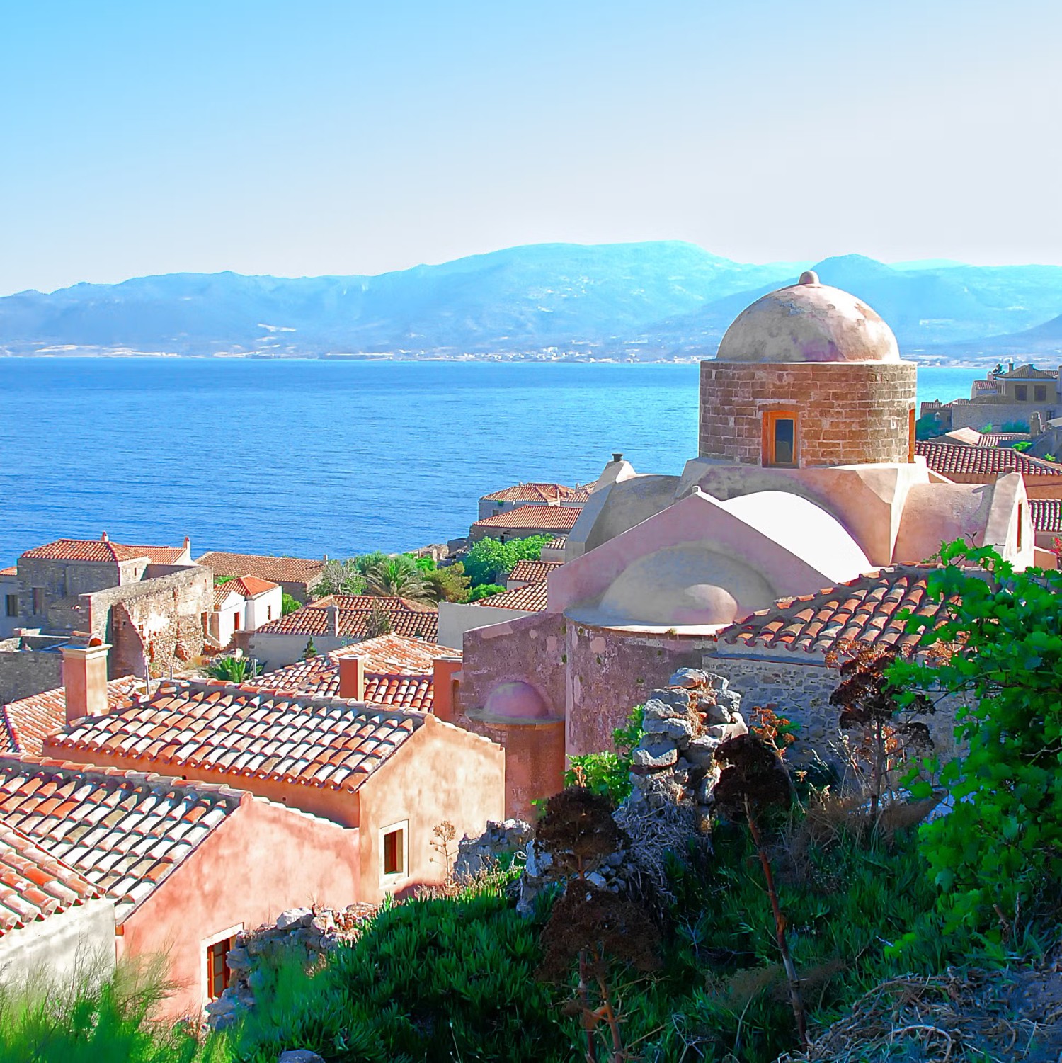 Không chỉ có Santorini, 10 hòn đảo Hy Lạp này khiến bạn ngỡ lạc vào thiên đường - 2