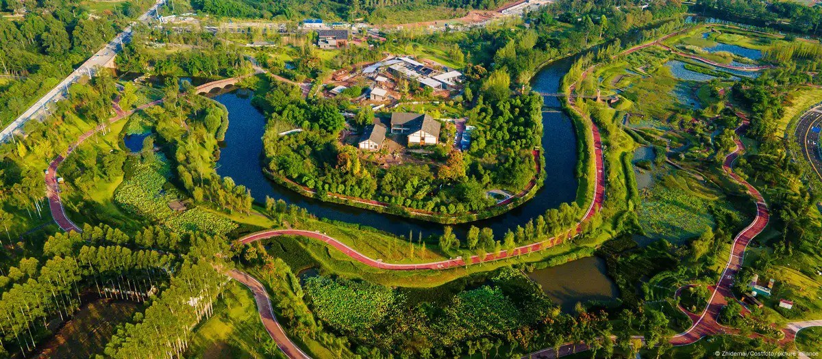 Các "thành phố bọt biển" được thiết kế để hấp thụ nước vào lòng đất, thay vì dẫn nước đi càng nhanh càng tốt. Ảnh: Costfoto