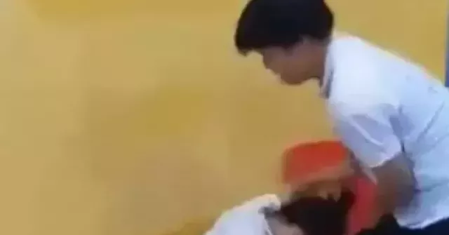 Nam sinh lớp 8 đánh bạn nữ trong lớp, công an vào cuộc