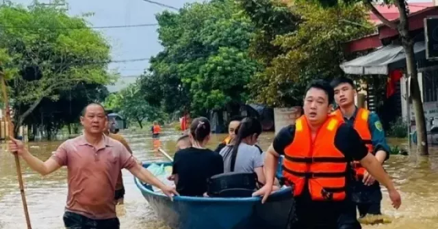 Mỹ Tâm ủng hộ 200 triệu đồng, NSND Quốc Hưng cứ...