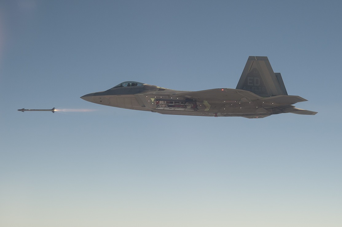 Tiêm kích F-22 của Mỹ phóng tên lửa AIM-9X. Ảnh: Af.mil.