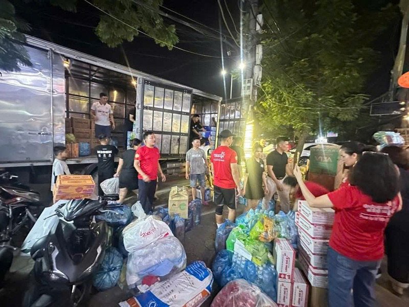 Người dân chung tay xếp nhu yếu phẩm lên xe cứu trợ&nbsp;