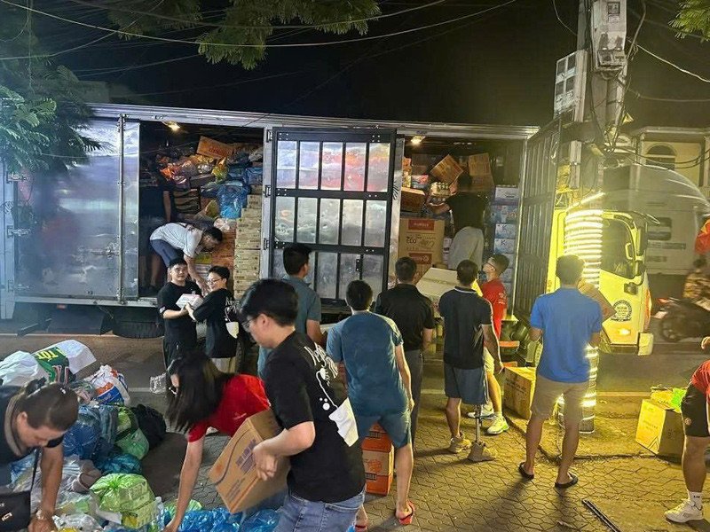 Người dân chung tay xếp nhu yếu phẩm lên xe cứu trợ&nbsp;