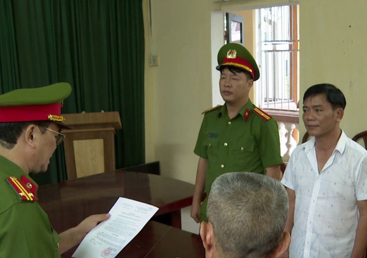 Cơ quan Cảnh sát điều tra thi hành các Quyết định khởi tố vụ án, khởi tố bị can và Lệnh bắt tạm giam đối với Nguyễn Thế Bảo - Ảnh: Công an Hưng Yên
