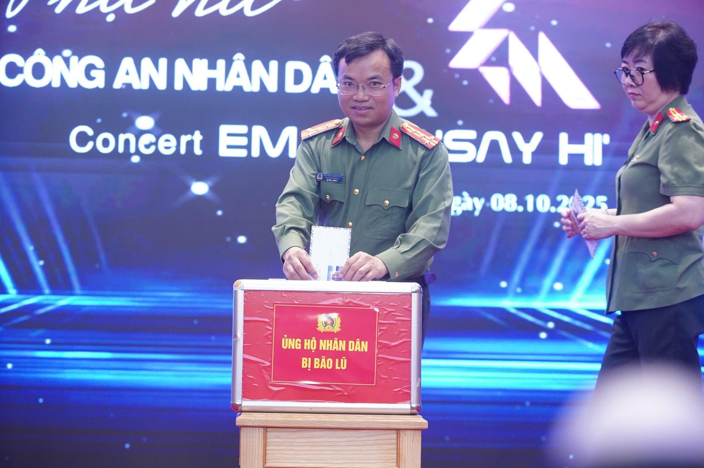 Đại diện BTC show Em xinh say hi cho biết đây là hành động thiết thực thể hiện tinh thần sẻ chia, trách nhiệm xã hội của doanh nghiệp, đồng thời góp phần lan tỏa những giá trị nhân ái và gắn kết cộng đồng. Ảnh: Duy Phạm.