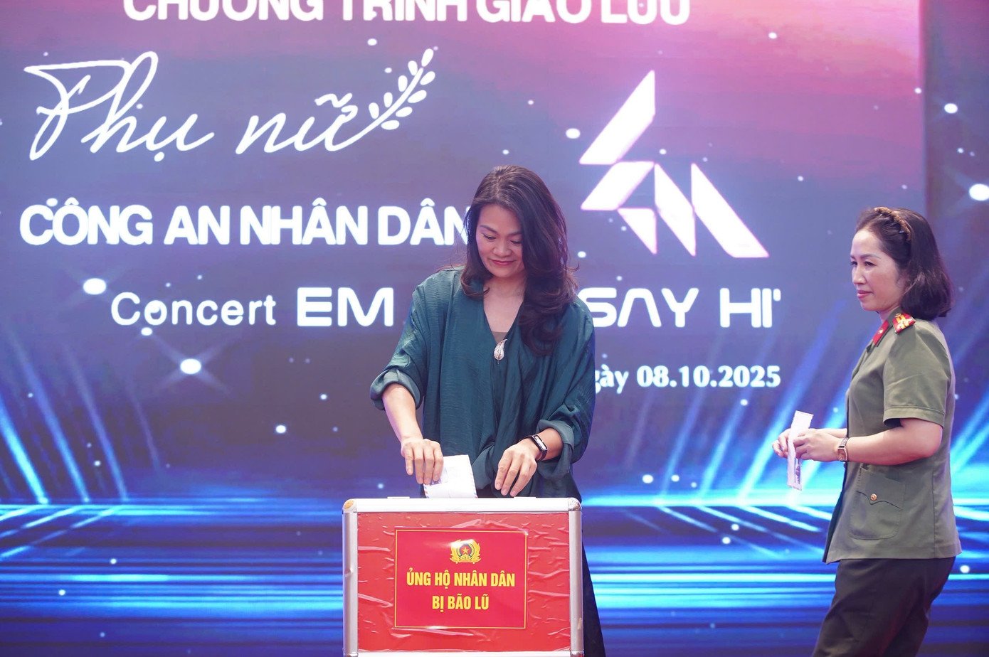 Đại diện BTC show Em xinh say hi cho biết đây là hành động thiết thực thể hiện tinh thần sẻ chia, trách nhiệm xã hội của doanh nghiệp, đồng thời góp phần lan tỏa những giá trị nhân ái và gắn kết cộng đồng. Ảnh: Duy Phạm.