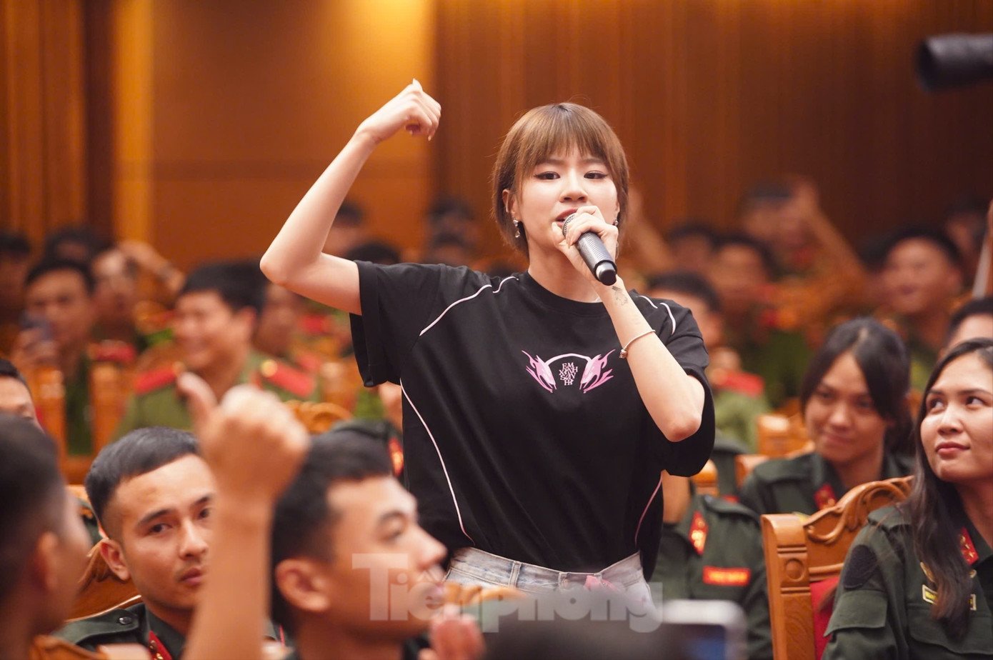 Tiếp đến em xinh Pháo khuấy đảo sân khấu với bản rap Đi về . Ảnh: Duy Phạm.