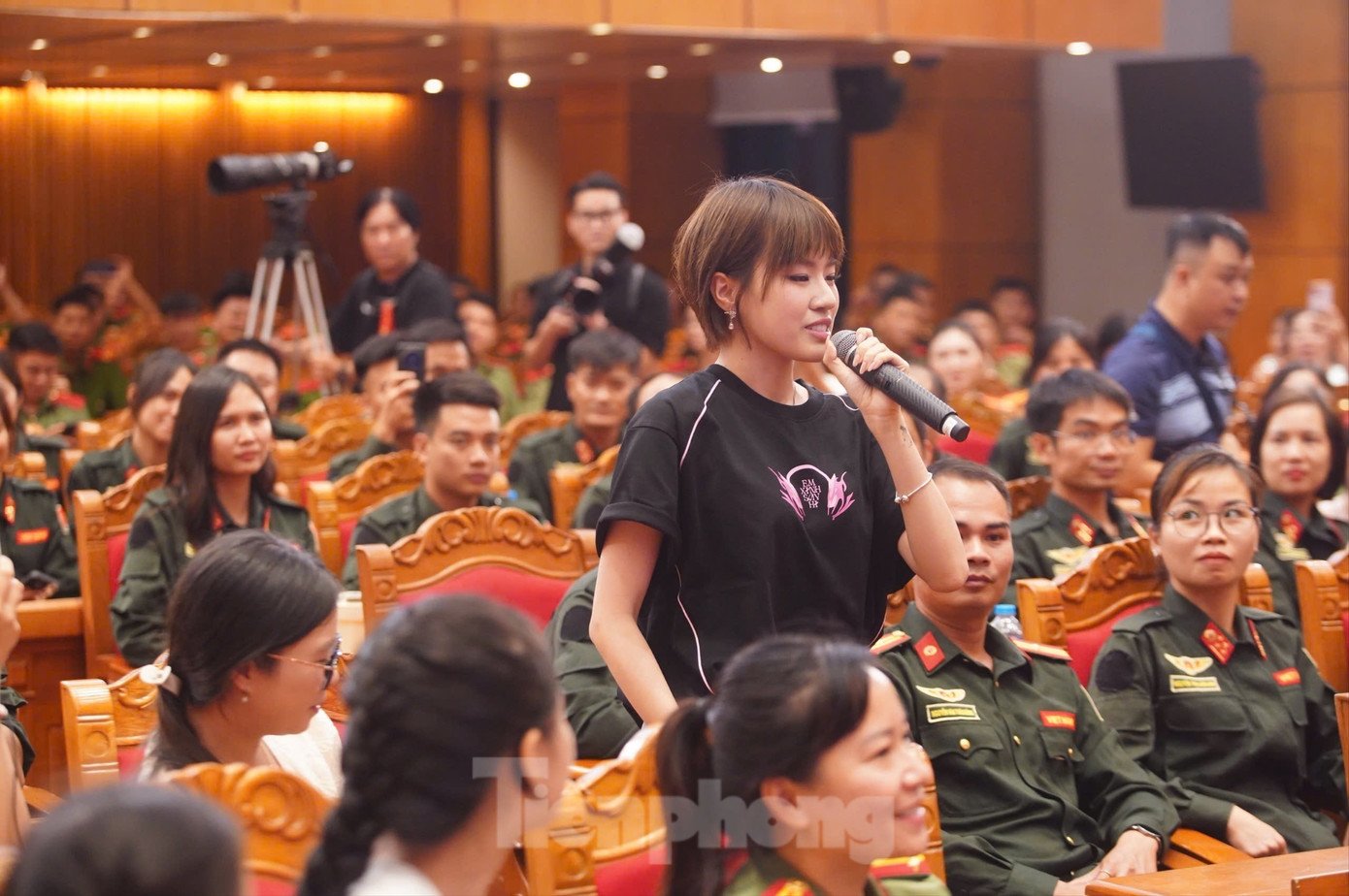 Tiếp đến em xinh Pháo khuấy đảo sân khấu với bản rap Đi về . Ảnh: Duy Phạm.