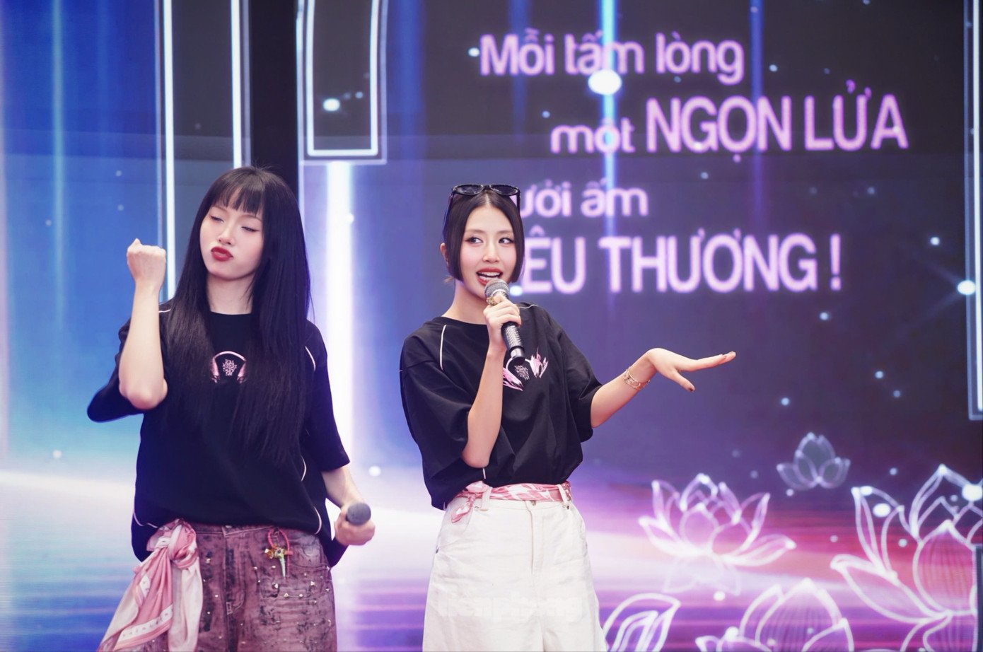 Tiết mục làm hội trường nhún nhảy theo là ca khúc Cách (Yêu đúng) điệu từ Bích Phương, Lamoon, Quỳnh Anh Shyn, Mỹ Mỹ, Juky San... Ảnh: Duy Phạm.