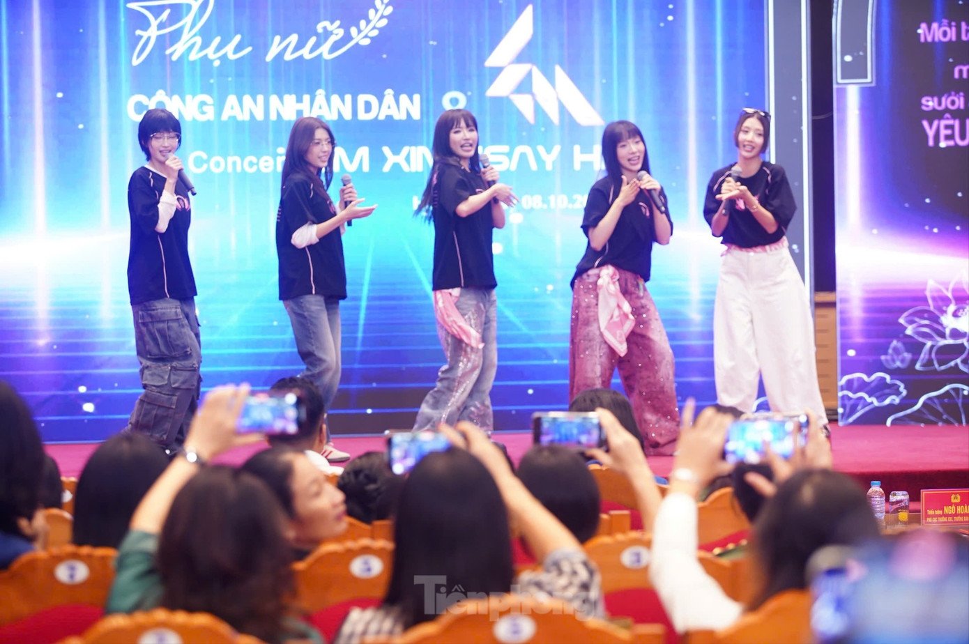 Tiết mục làm hội trường nhún nhảy theo là ca khúc Cách (Yêu đúng) điệu từ Bích Phương, Lamoon, Quỳnh Anh Shyn, Mỹ Mỹ, Juky San... Ảnh: Duy Phạm.