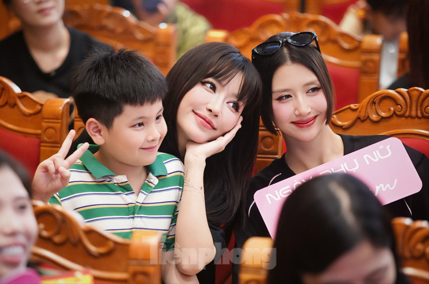 Dàn nghệ sĩ thân thiện giao lưu cùng các chiến sĩ cảnh sát và người hâm mộ.