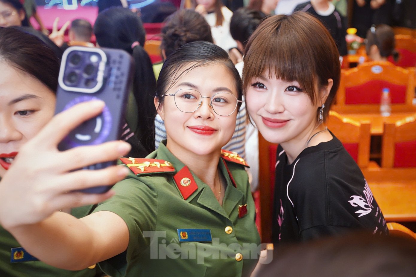 Dàn nghệ sĩ thân thiện giao lưu cùng các chiến sĩ cảnh sát và người hâm mộ.
