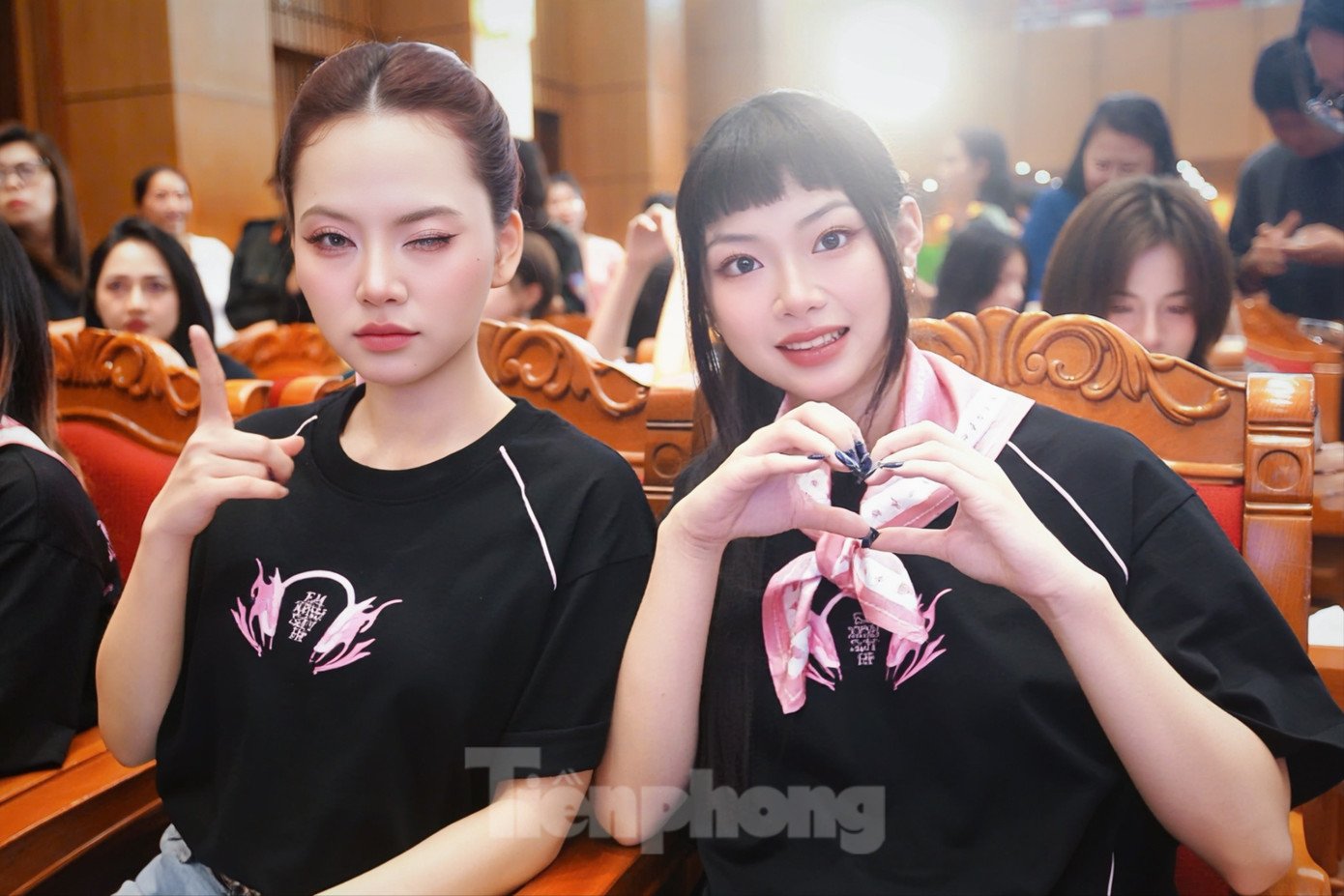 BTC cùng dàn em xinh, anh trai góp một tỷ đồng ủng hộ đồng bào vùng bão lũ - 5