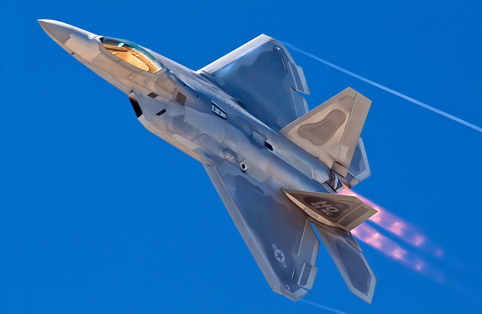 Không quân Mỹ rất hạn chế sử dụng F-22 trong tác chiến thực tế vì chi phí bay tốn kém và máy bay bộc lộ một số nhược điểm cố hữu. Ảnh: Lockheed Martin.