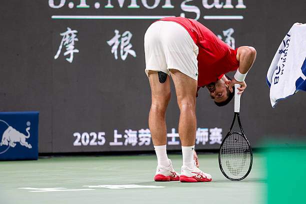 Djokovic mệt bở hơi tai nhưng vẫn gồng hết cỡ để đánh bại đối thủ