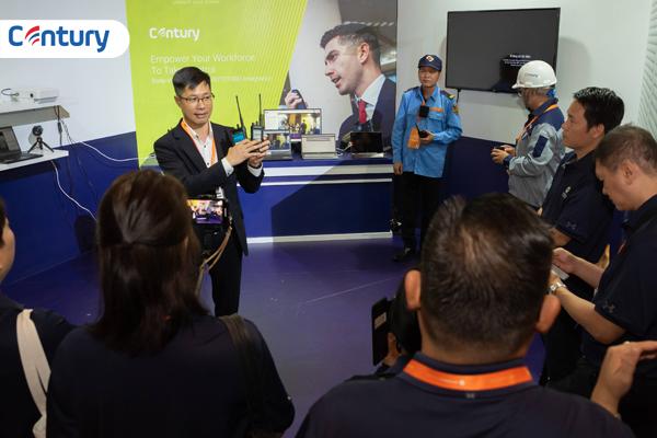 Đại diện Viễn Thông Thế Kỷ trình bày các giải pháp bộ đàm liên lạc thông tin cho khách hàng và đối tác