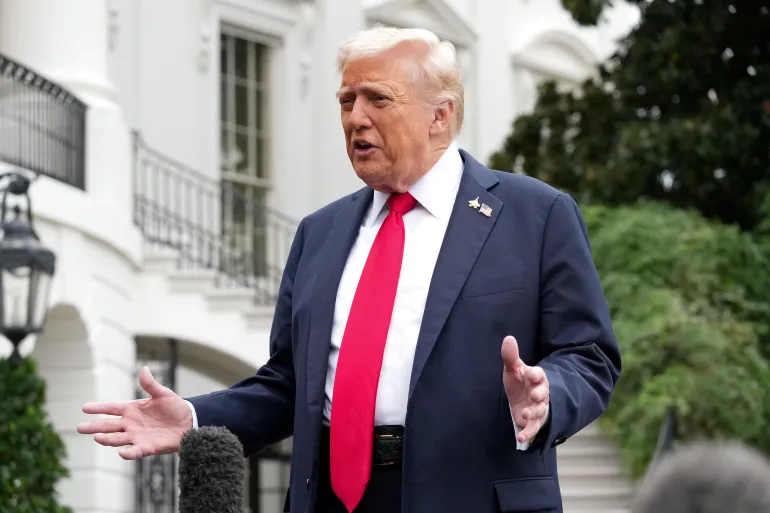 Tổng thống Mỹ Donald Trump trả lời các phóng viên ở Nhà Trắng vào ngày 30/9/2025. Ảnh: Reuters.