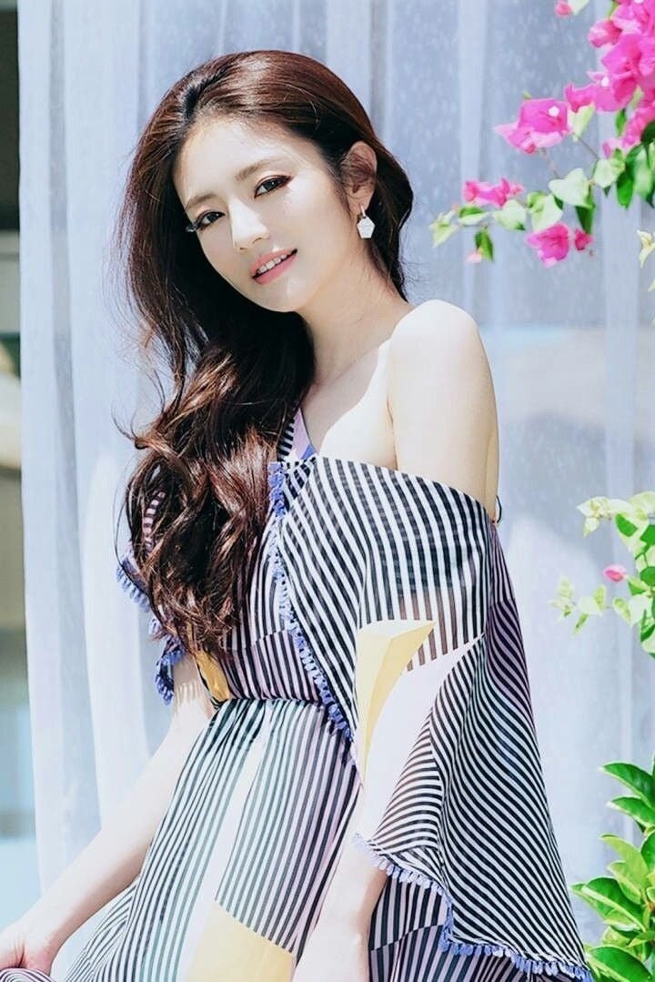 Triệu Vy và An Dĩ Hiên từng trở thành tâm điểm dư luận khi chồng vướng lao lý.