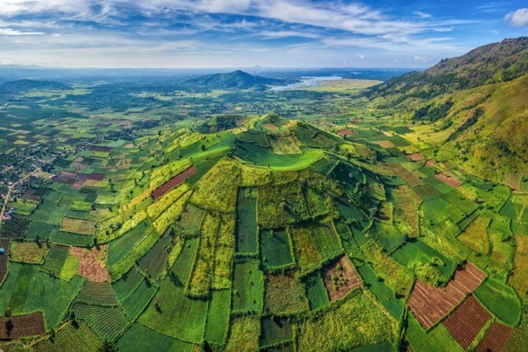 Mùa mưa Tây Nguyên mang đến một diện mạo khác lạ: những dòng thác vốn hiền hòa bỗng trở nên dữ dội, tung bọt trắng xóa giữa rừng nguyên sinh, tạo nên cảnh tượng vừa hùng vĩ vừa thơ mộng. Đây là thời điểm lý tưởng để du khách hòa mình cùng nhịp sống mạnh mẽ của thiên nhiên cao nguyên. Ảnh MIA