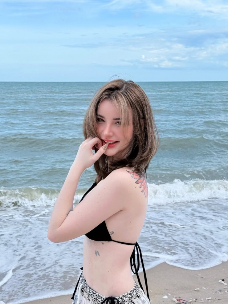 Jessie Vard là một người mẫu lai Thái-Ireland (sinh năm 1998) nổi tiếng ở Thái Lan và châu Á, được biết đến với nhan sắc lai Tây cuốn hút và hình ảnh gợi cảm, từng được gọi là 'nữ thần thoát tục' hay 'thiên thần áo tắm'.