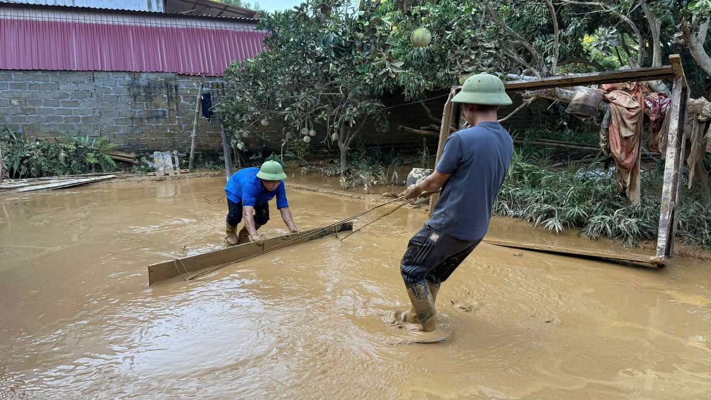 Sau khi cơn bão số 11 đi qua, nhiều hộ dân trên địa bàn bản Còn Trang, xã Xuân Lương chịu thiệt hại nặng nề do ngập lụt, bùn đất tràn vào nhà cửa và tài sản. Trước tình hình đó, Đội hình thanh niên tình nguyện xã Xuân Lương đã nhanh chóng có mặt, hỗ trợ người dân dọn dẹp nhà cửa, di chuyển đồ đạc, khơi thông dòng chảy và vệ sinh môi trường. Dù bùn đất ngập sâu, điều kiện làm việc khó khăn, nhưng các đoàn viên, thanh niên vẫn nỗ lực hết mình với tinh thần “Đâu cần thanh niên có, đâu khó có thanh niên”.