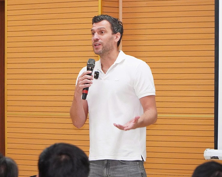 Chuyên gia&nbsp;Maik Berger cho biết vẫn có thể mặc đồ tập gym để chơi pickleball