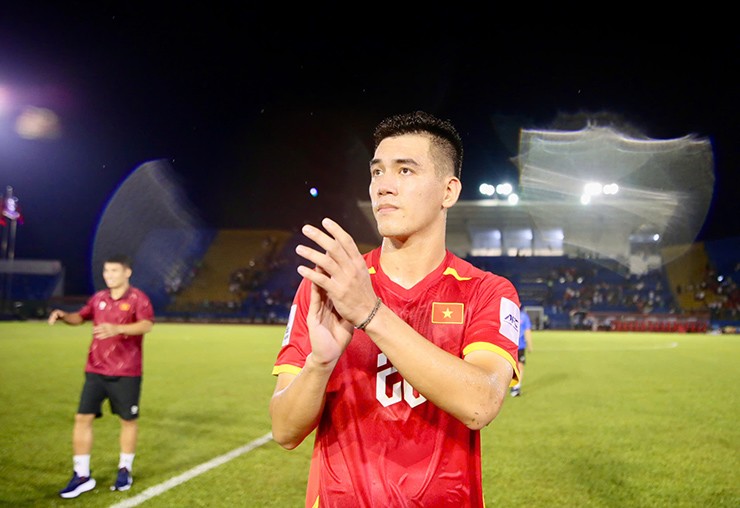 Tiến Linh thi đấu nổi bật ở trận này. Bên cạnh bàn mở tỷ số, "Quả bóng vàng Việt Nam 2024" còn khiến cầu thủ Nepal nhận thẻ đỏ, tạo điều kiện cho ĐT Việt Nam giành lợi thế