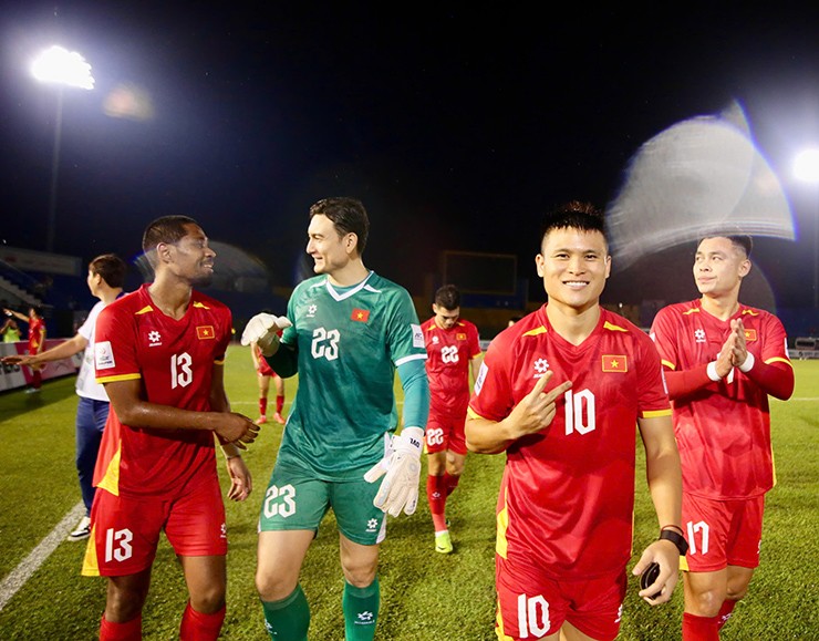 Các tuyển thủ cười tươi sau trận thắng