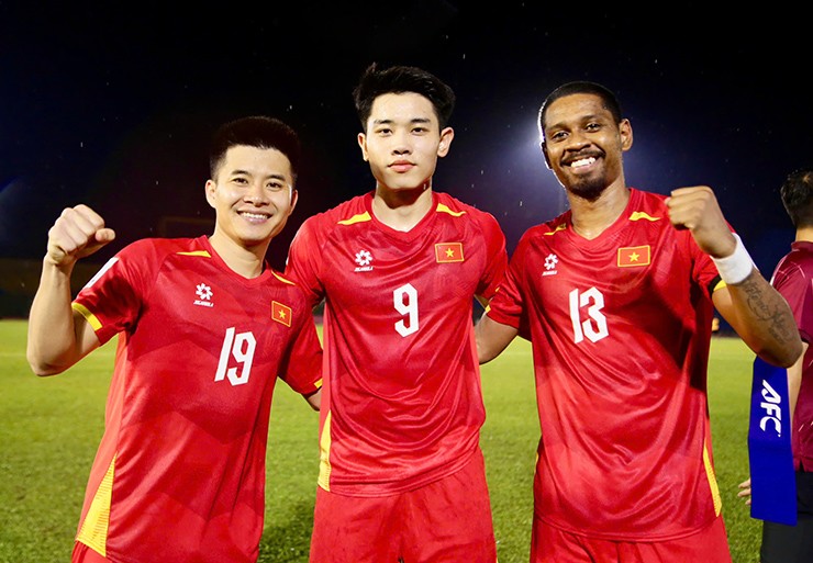 Dàn sao ĐT Việt Nam cười tươi, Đình Bắc dầm mưa tập chạy sau "thủy chiến" - 11