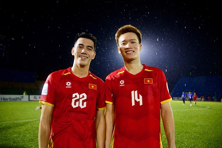 Cũng như Tiến Linh, Hoàng Đức trở thành "linh hồn" trong lối chơi của ĐT Việt Nam