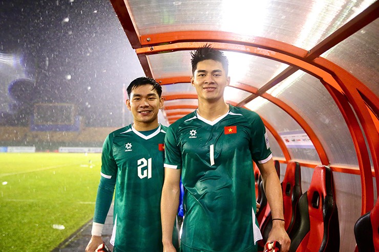 2 thủ môn Văn Việt và Trung Kiên sẽ phải chờ đợi cơ hội ra sân ở màn tái đấu Nepal vào 19h30, ngày 14/10 trên sân Thống Nhất